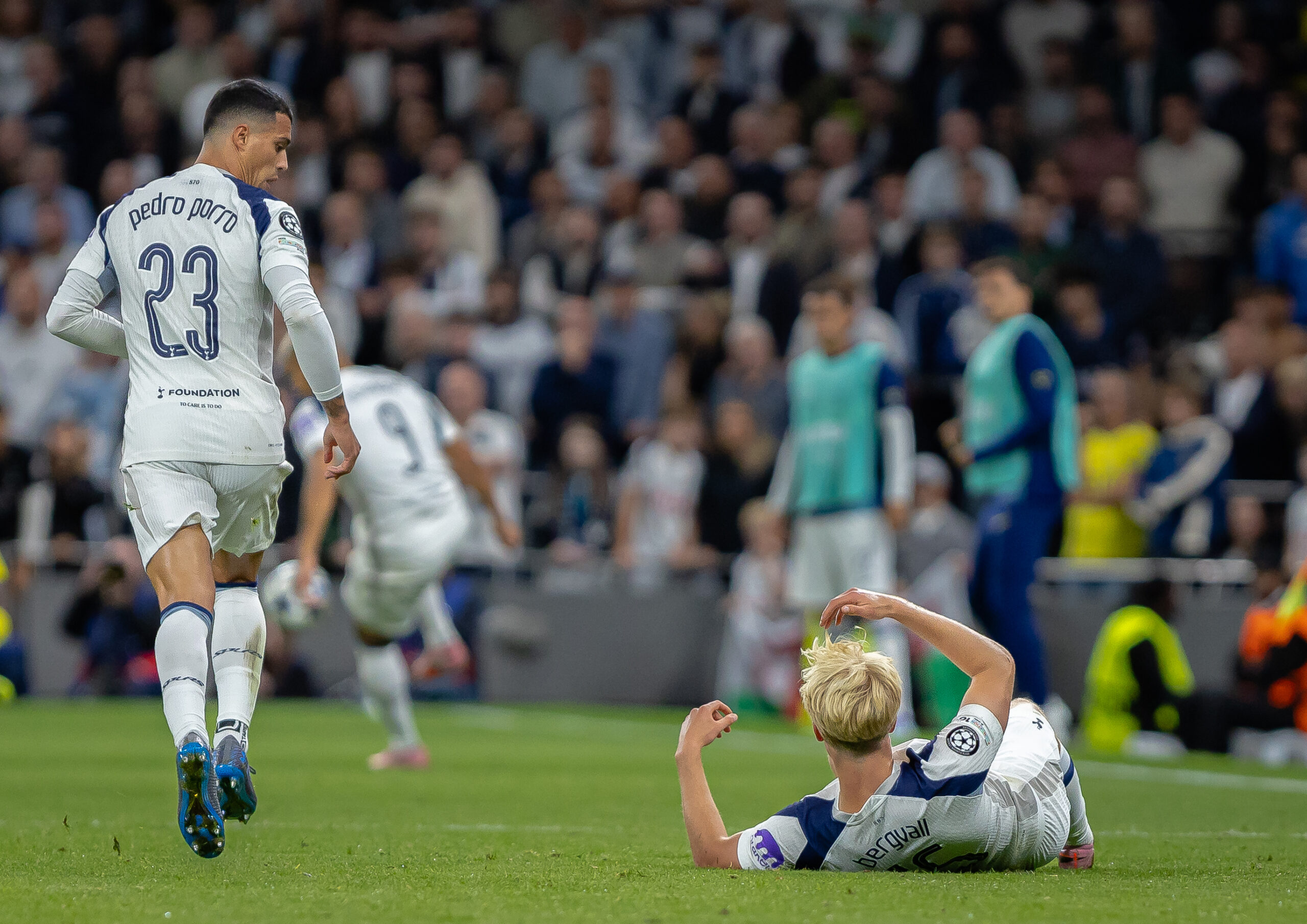 Pedro Poro si Lucas Bergvall de la Tottenham Hotspur, actiune de meci din UEFA Champions League, Faza grupelor Foto: Emil-Sebastian Popescu / SportPulse