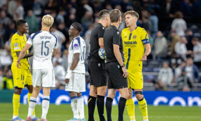 Foyth Juan Marcos capitanul celor de la Villareal FC in dialog cu arbitrii partidei de UEFA Champions League, faza grupelor, 16 septembrie 2025 dintre Tottenham Hotspur si Villareal FC, Tottenham Hotspur Stadium, Londra, Marea Britanie, FOTO/Emil Sebastian Popescu