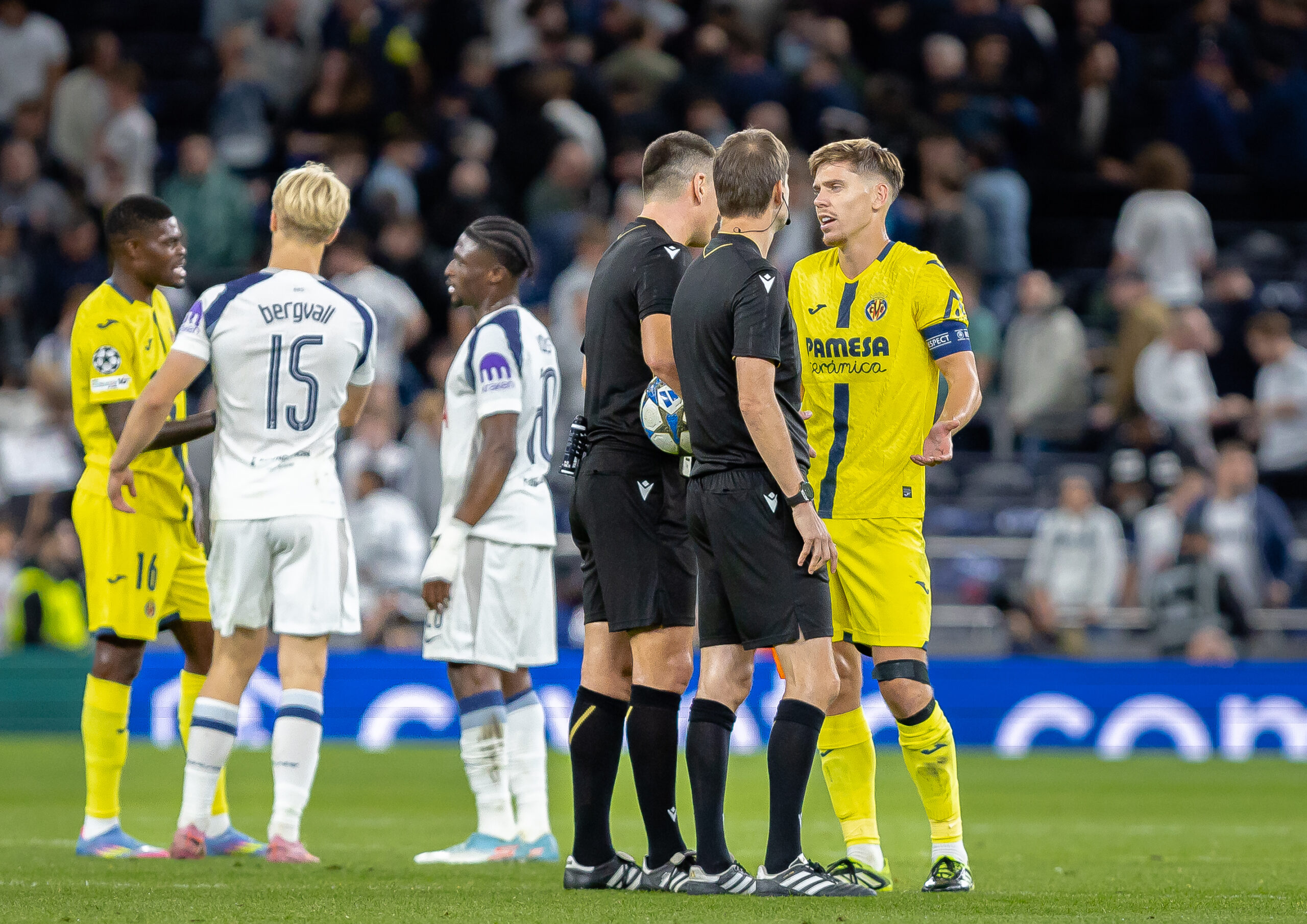Foyth Juan Marcos capitanul celor de la Villareal FC in dialog cu arbitrii partidei de UEFA Champions League, faza grupelor, 16 septembrie 2025 dintre Tottenham Hotspur si Villareal FC, Tottenham Hotspur Stadium, Londra, Marea Britanie, FOTO/Emil Sebastian Popescu