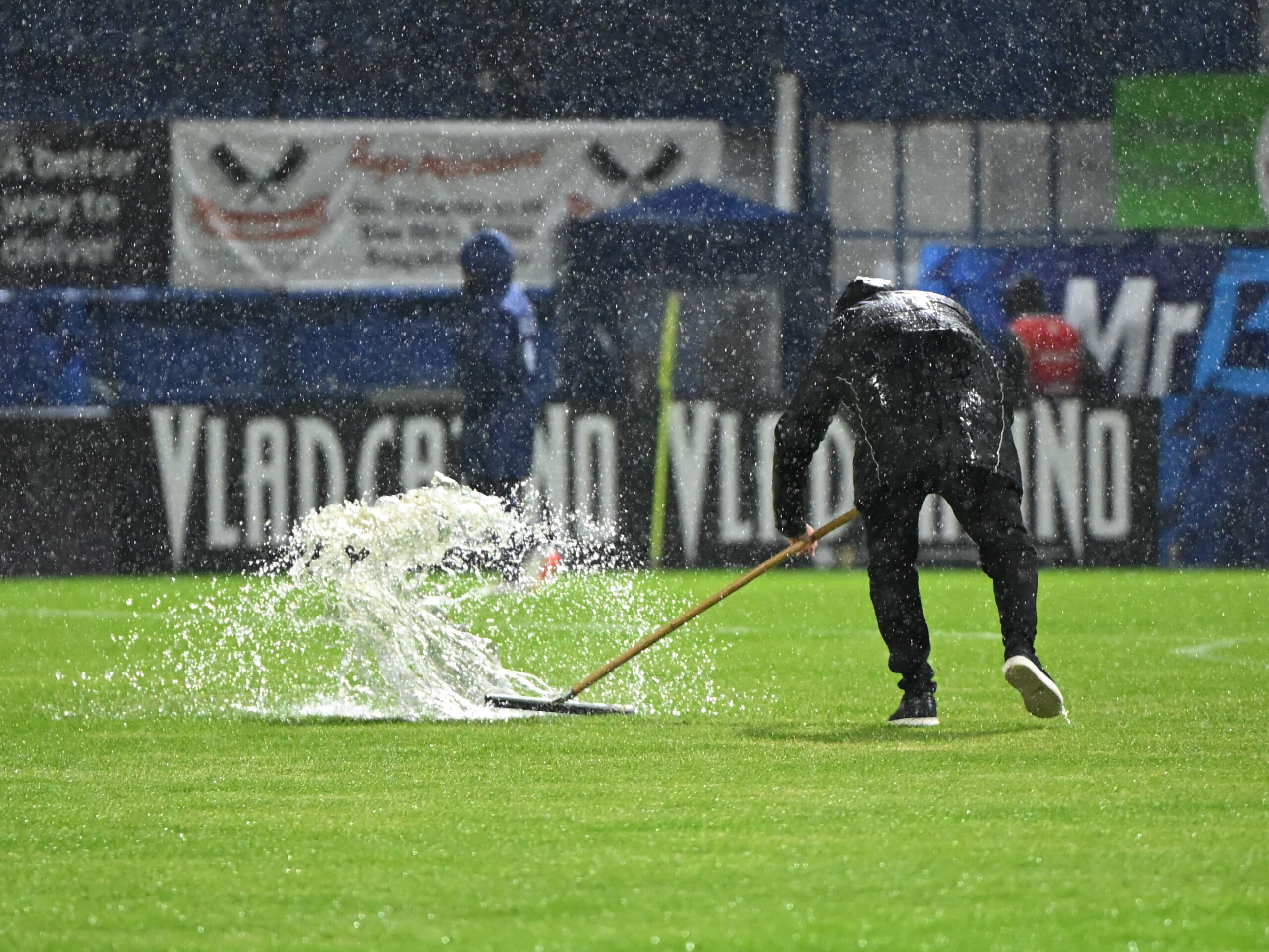 Apa de pe gazon imprastiata, la meciul dintre Unirea Slobozia si Dinamo Bucuresti, contand pentru Superliga Superbet, desfasurat pe Clinceni Arena din Clinceni, vineri 3 octombrie 2025. © FOTO:Razvan Pasarica/SPORT PICTURES