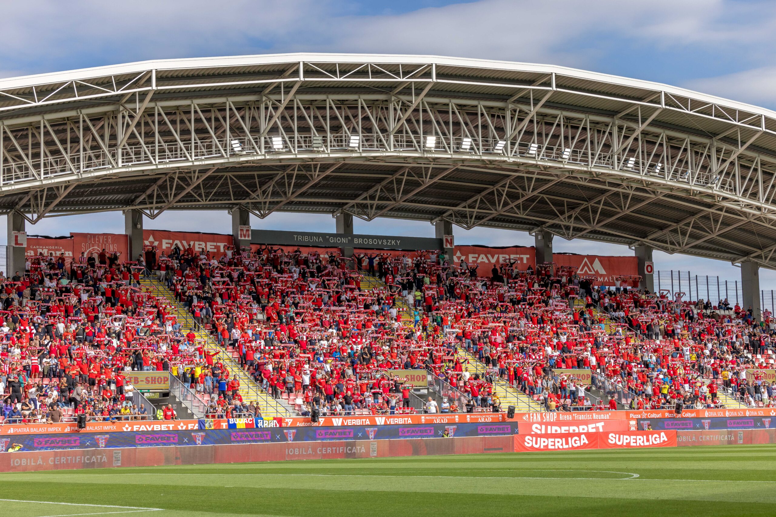 Suporterii lui UTA Arad sustinandu-si echipa, FOTO/Emil Sebastian Popescu/SportPulse