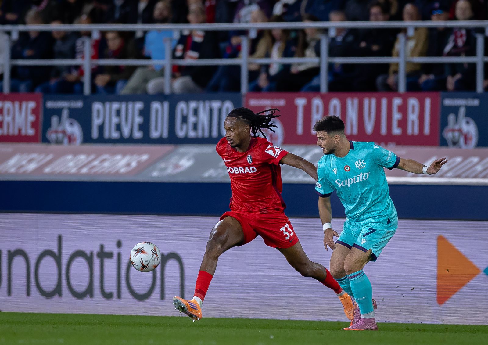 Jordy Makengo (Freiburg) in duel cu Riccardo Orsolini (Bologna), FOTO: Emil Sebastian Popescu/SportPulse