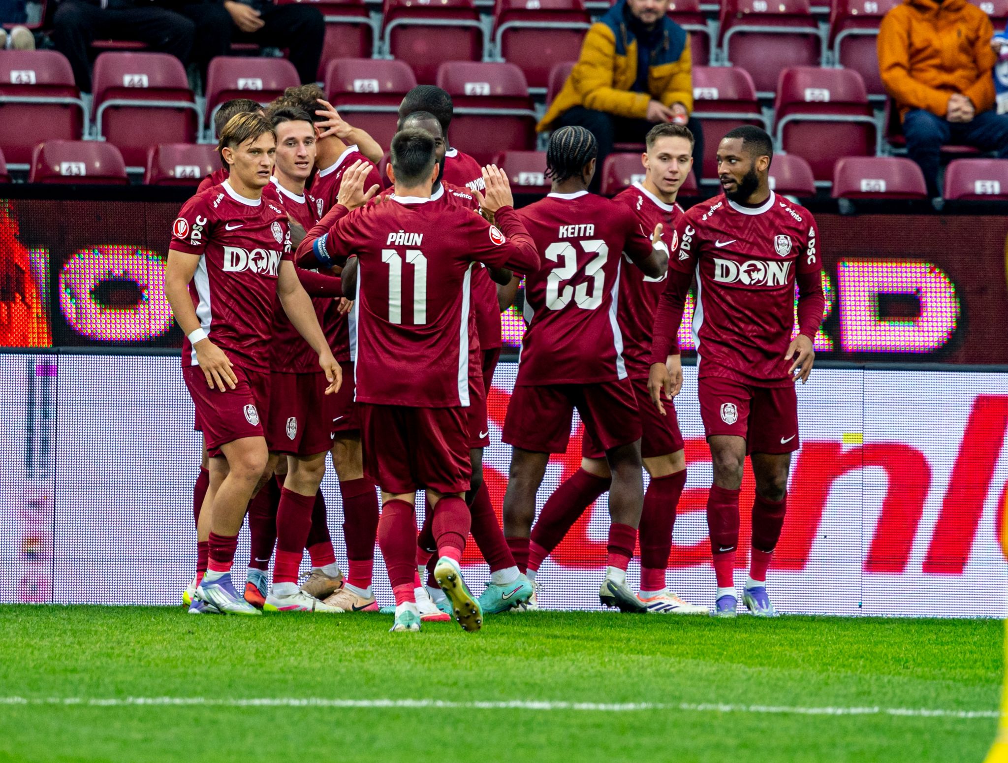 Jucatorii CFR-ului celebrand golul victoriei, marcat de Lindon Emmerlahu, Foto: Horvath Tamas/ SportPulse