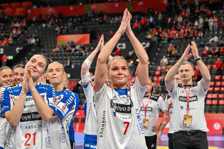 Bjarta Osberg Johansen (nr7), impreuna cu coechipierele ei multumind suporterilor pentru sustinere, Foto: IMAGO