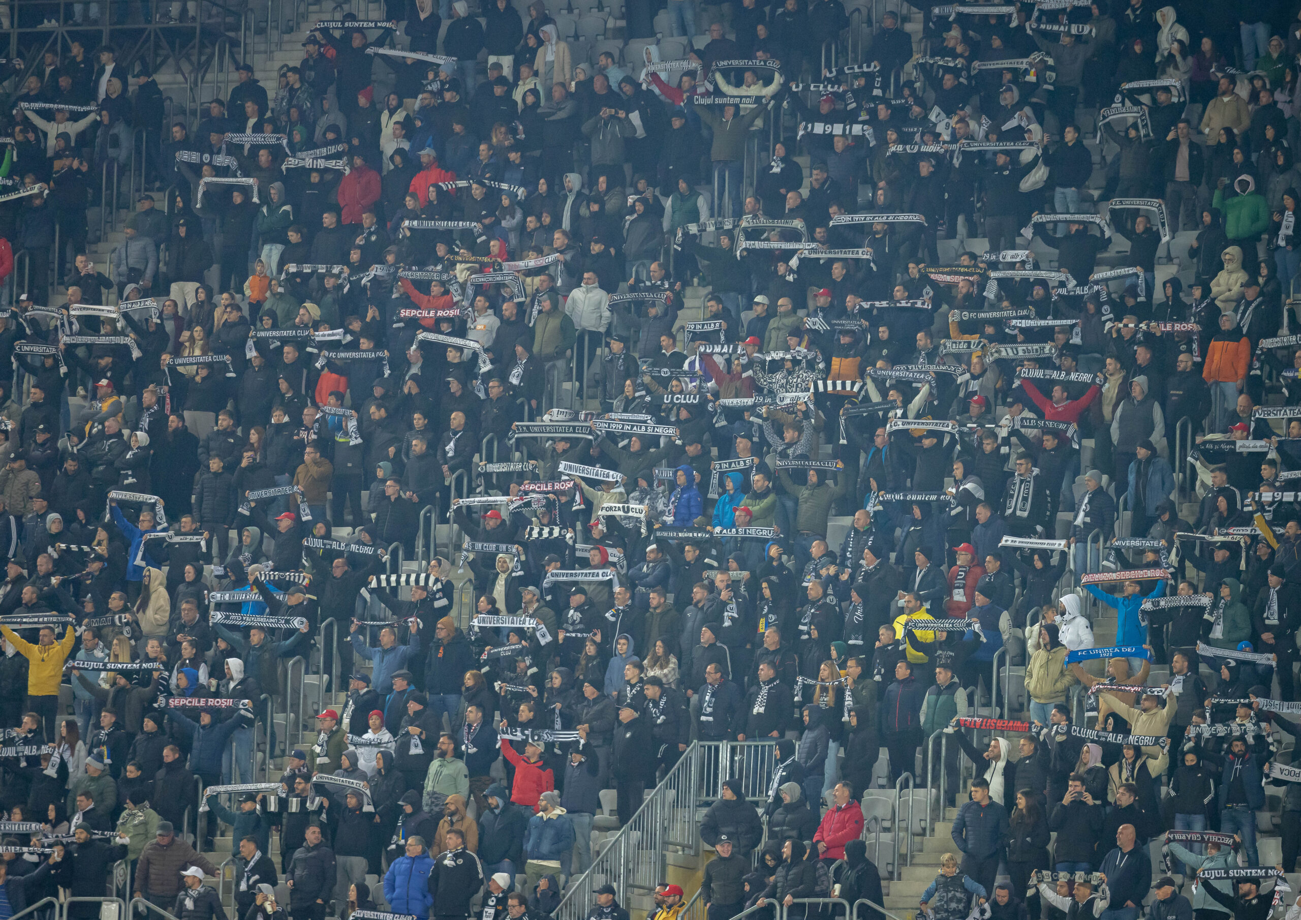Suporterii lui U Cluj incurajandu-si echipa favorita, FOTO/ Emil Sebastian Popescu/SportPulse