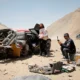 Cyrill Depres si David Castera, asteptand asistenta tehnica in etapa a 4-a din Dakar 2018, FOTO/Reuters