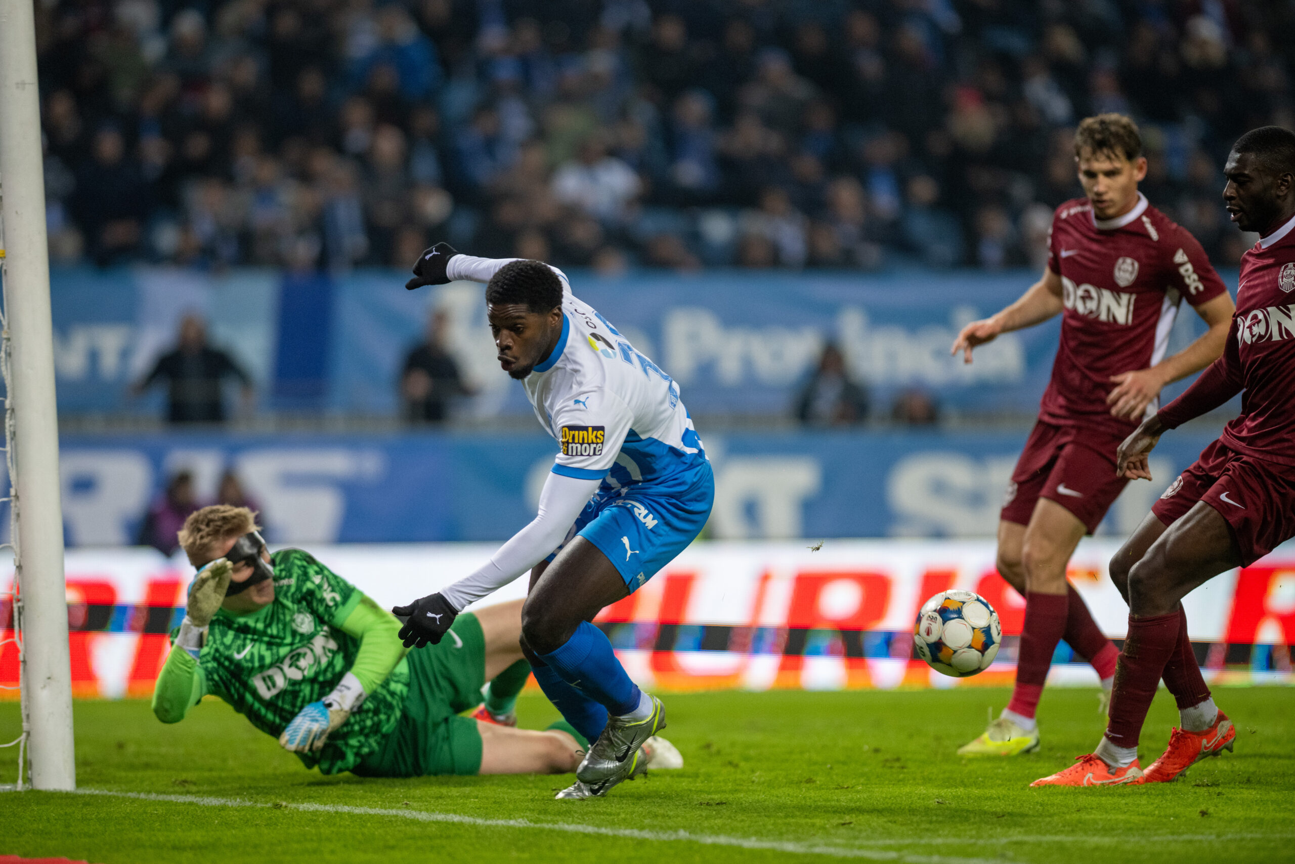Aimé Steven Nsasa Nsimba si Otto Hindrich, Sheriff Sinyan in meciul de fotbal dintre Universitatea Craiova si FC CFR 1907 Cluj, contand pentru Superliga Superbet, desfasurat pe Stadionul Ion Oblemenco din Craiova, duminica 7 decembrie 2025. © FOTO:Raed Krishan/SPORT PICTURES