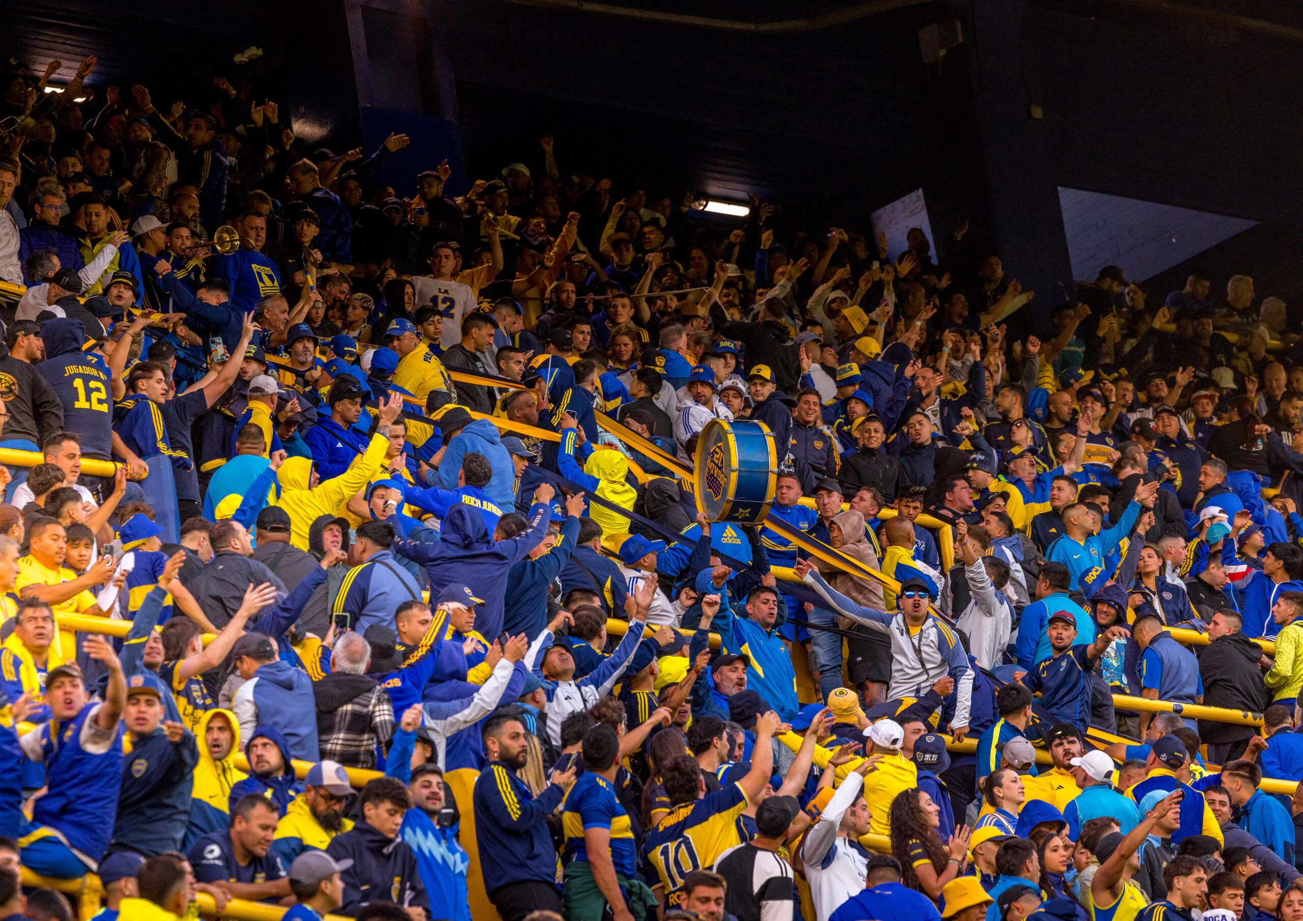 Suporterii lui Boca Juniors supranumiti "La Doce", pe Stadionul La Bombonera, Buenos Aires, Argentina, FOTO: Emil-Sebastian Popescu/SportPulse