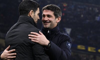 Cristian Chivu imbratisandu-se cu Mikel Arteta inaintea meciului de Champions League dintre FC Internazionale v Arsenal FC, FOTO/IMAGO