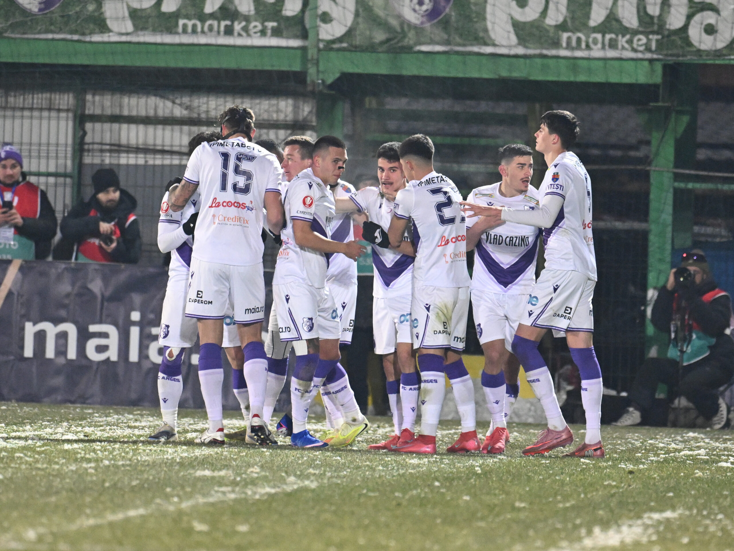 Jucatorii lui FC Arges celebrand golul marcat, FOTO:Razvan Pasarica/SPORT PICTURES