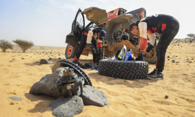 LATEGAN Henk (rsa), Toyota Gazoo Racing W2RC, Toyota, Ultimate, FIA W2RC, portrait doing some mechanics during the Stage 11 of the Dakar 2026, on January 15, 2026 between Bisha and Al Henakiyah, Saudi Arabia