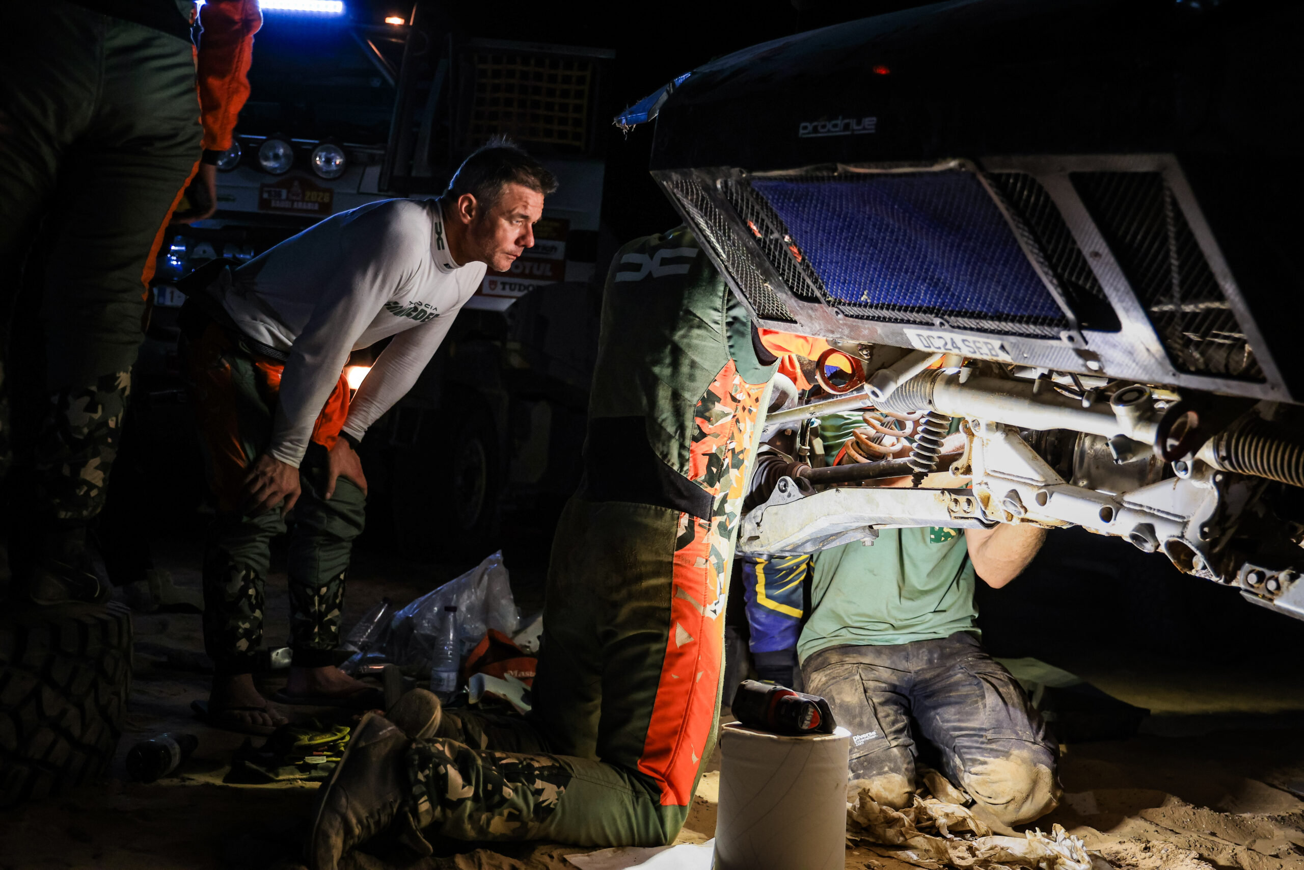 LOEB Sebastien (fra), Loeb, The Dacia Sandriders, Dacia, Ultimate, BF Goodrich, FIA W2RC, repairing the car during the Stage 9 of the Dakar 2026, on January 13, 2026 between Wadi Ad-Dawasir and Bivouac Refuge, Saudi Arabia, Credits a.s.o./f.gooden/dppi