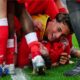 Naatan Skyttä este îngropat sub o grămadă de coechipieri săi de la FCK după victoria de la Hanovra. Uwe Anspach:dpa