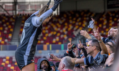 Gabi Zanotti de la Corinthians, celebrand alaturi de fanii brazilieni victoria din partida de fotbal dintre New York Gotham vs SC Corinthians contand pentru semifinala FIFA Women’s Champions Cup, desfasurat pe Stadionul Brentford, Londra, Maria Britanie, mercury 28 ianuarie 2026 FOTO: Emil-Sebastian Popescu/SportPulse