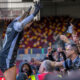 Gabi Zanotti de la Corinthians, celebrand alaturi de fanii brazilieni victoria din partida de fotbal dintre New York Gotham vs SC Corinthians contand pentru semifinala FIFA Women’s Champions Cup, desfasurat pe Stadionul Brentford, Londra, Maria Britanie, mercury 28 ianuarie 2026 FOTO: Emil-Sebastian Popescu/SportPulse