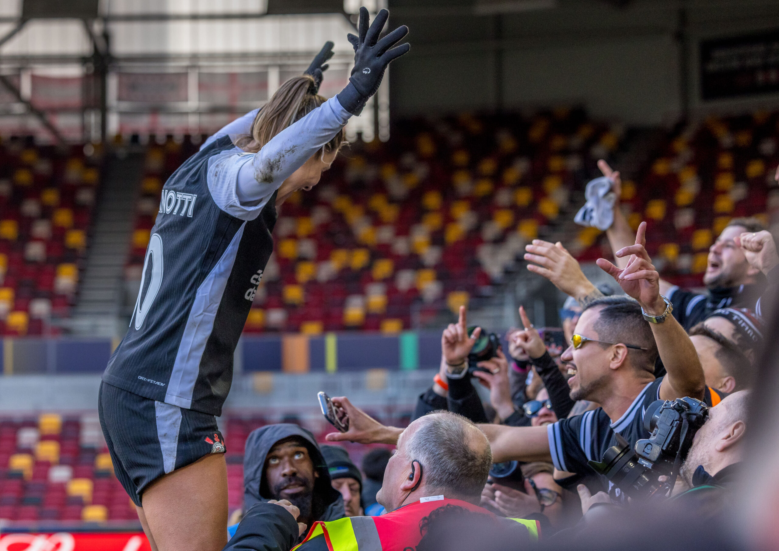 Gabi Zanotti de la Corinthians, celebrand alaturi de fanii brazilieni victoria din partida de fotbal dintre New York Gotham vs SC Corinthians contand pentru semifinala FIFA Women’s Champions Cup, desfasurat pe Stadionul Brentford, Londra, Maria Britanie, mercury 28 ianuarie 2026 FOTO: Emil-Sebastian Popescu/SportPulse