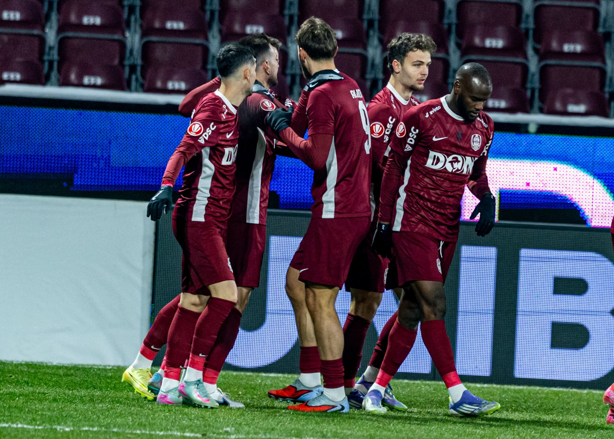 Adrian Paun de la CFR celebrand golul alaturi de coechipierii FOTO/ Horvath Tamas/SportPulse