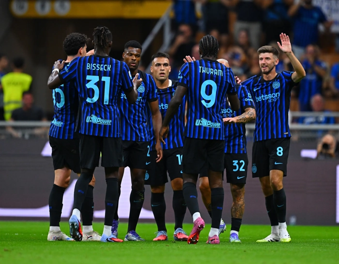 Thuram celebrand alaturi de coechipieri lui dupa golul marcat, FOTO:Inter-media