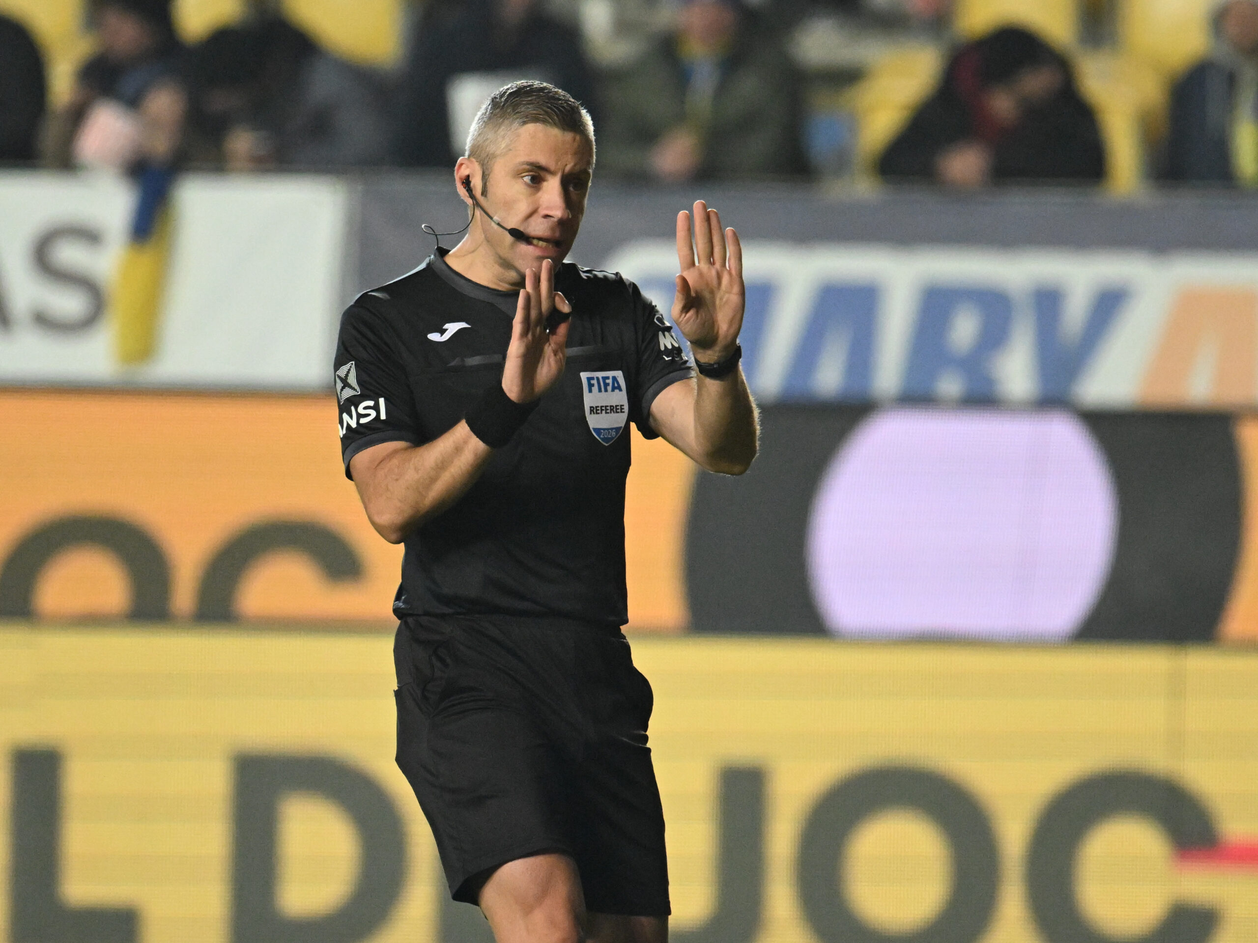 Arbitrul central Radu Petrescu reacționează in meciul de fotbal dintre Petrolul Ploiesti si FC Arges, contand pentru Superliga Superbet, desfasurat pe Stadionul Ilie Oana din Ploiesti, vineri 13 februarie 2026. © FOTO:Razvan Pasarica/SPORT PICTURES