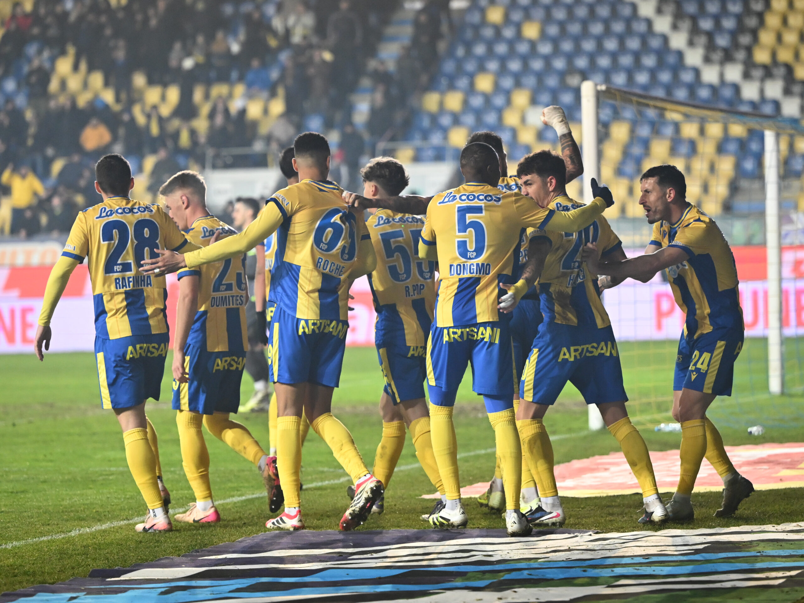 Bucurie a fotbalistilor ploiesteni Andres Mihai Dumitrescu, Sergiu Catalin Hanca, Danel Jordan Dongmo si Miranda Ricardo Jose Veiga Varzim dupa un gol marcat in meciul de fotbal dintre Petrolul Ploiesti si FC Arges, contand pentru Superliga Superbet, desfasurat pe Stadionul Ilie Oana din Ploiesti, vineri 13 februarie 2026. © FOTO:Razvan Pasarica/SPORT PICTURES