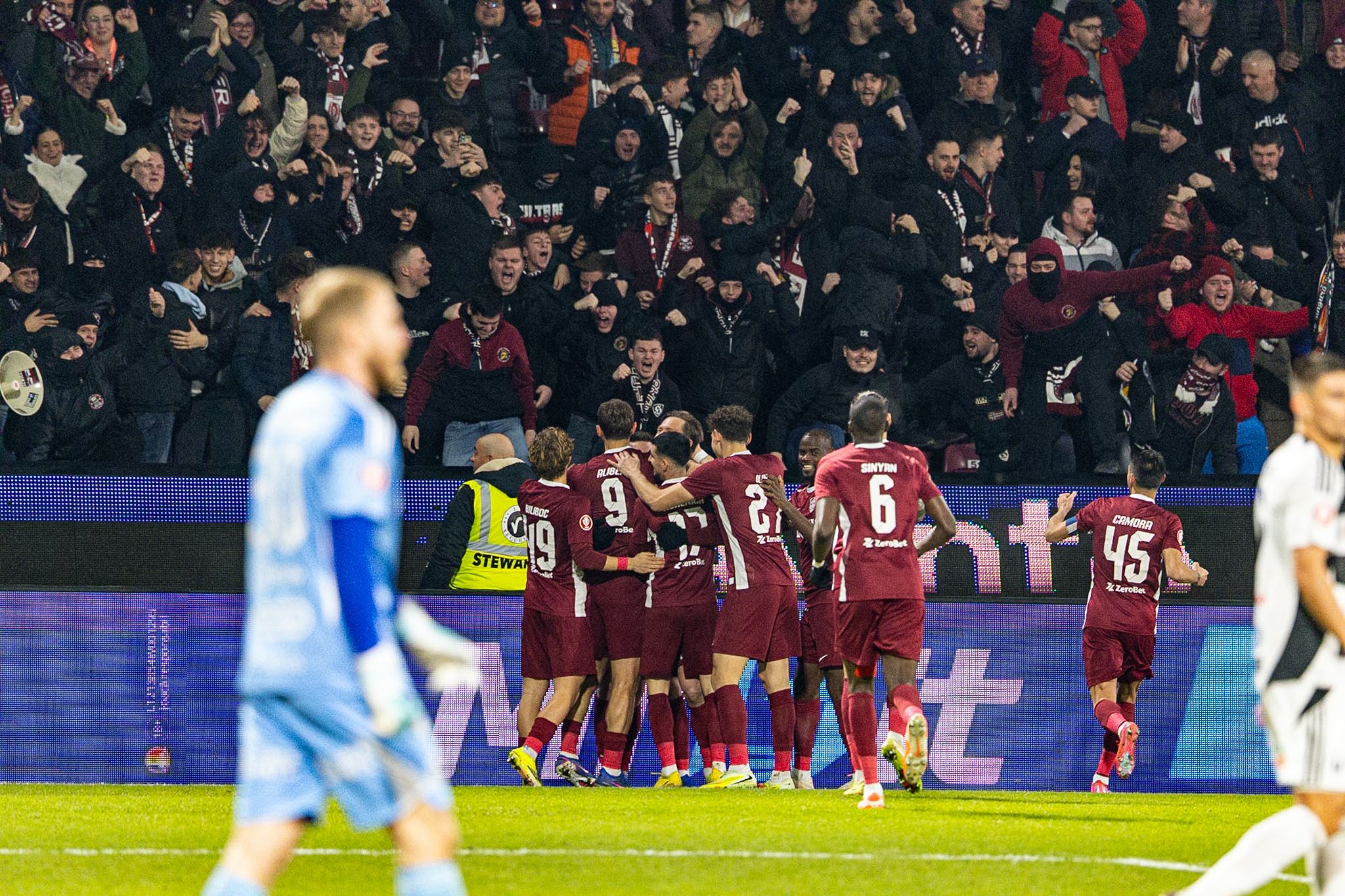 Jucatorii CFR celebrand primul gol al partidei marcat de Damjan Dokovic, FOTO/Horvath Tamas/SportPulse