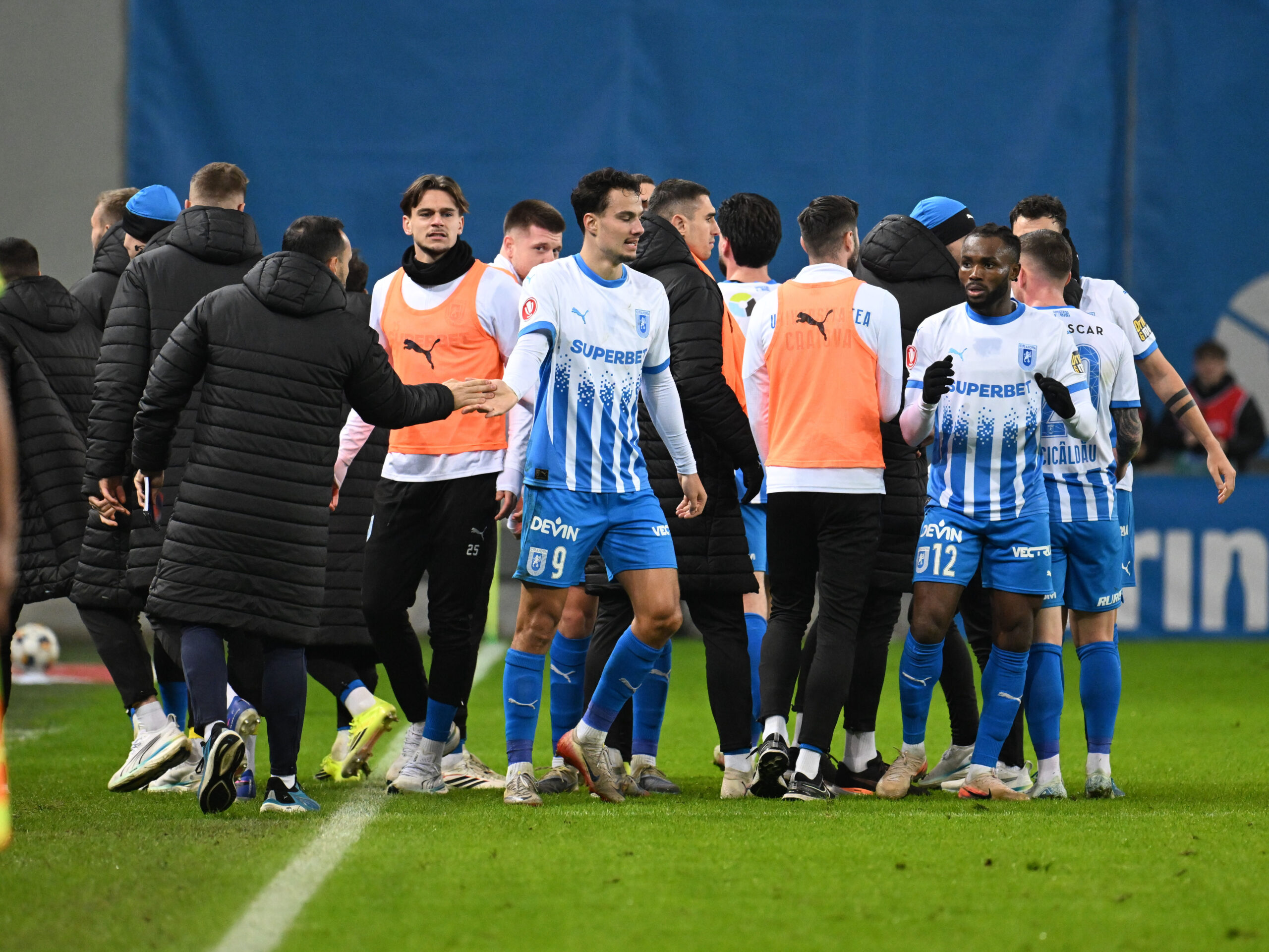 Assad Al Islam Al Hamlawi se bucură dupa un gol marcat alături de Bassey Etim Monday si Nikola Stefanovic in meciul de fotbal dintre Universitatea Craiova si FCSB, contand pentru Superliga Superbet, desfasurat pe Stadionul Ion Oblemenco din Craiova, duminica 15 februarie 2026. © FOTO:Razvan Pasarica/SPORT PICTURES