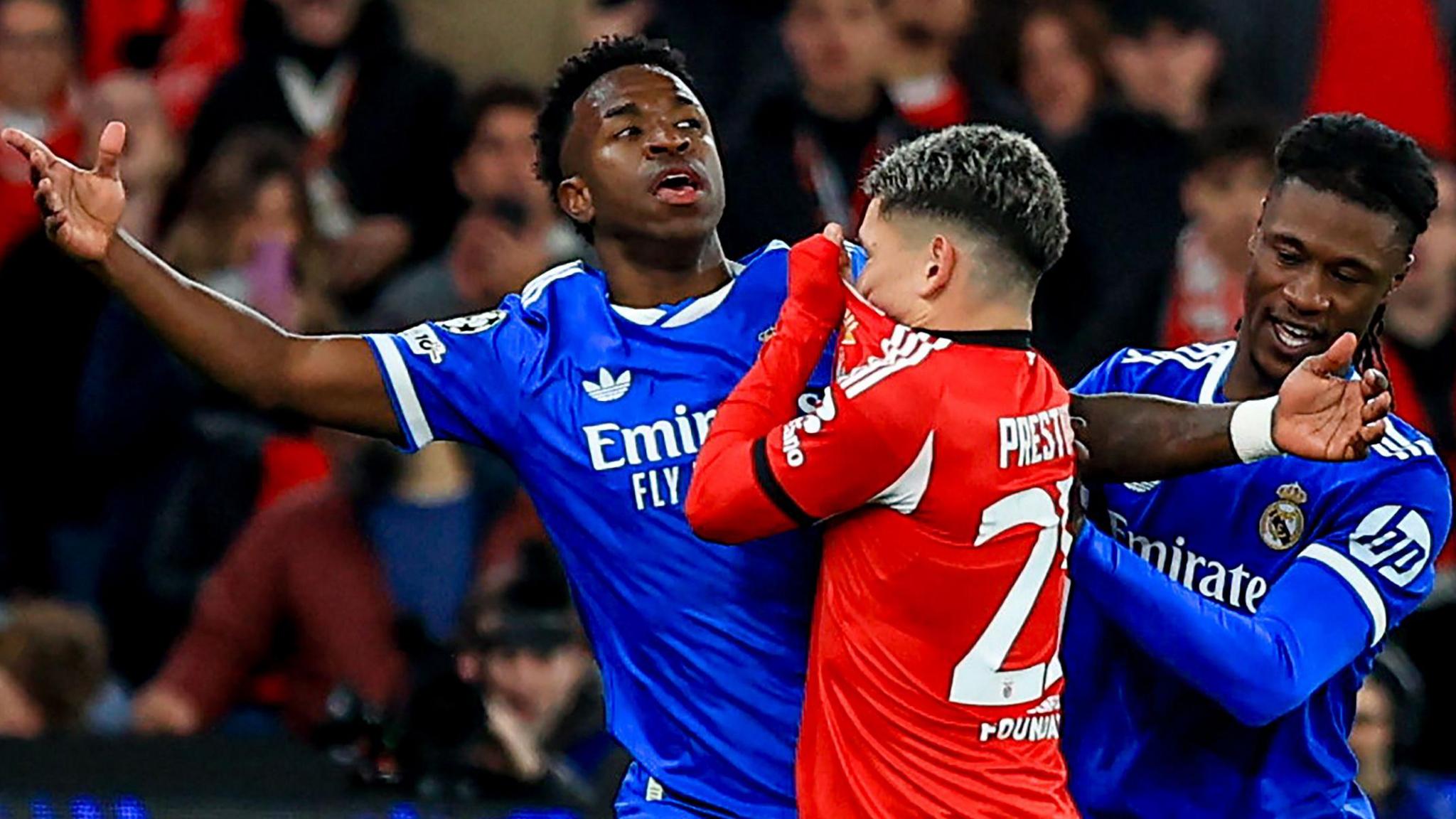 Vinicius Jr reclamand injurii rasiste in timpul partidei dintre Benfica vs Real Madrid, FOTO:BBC