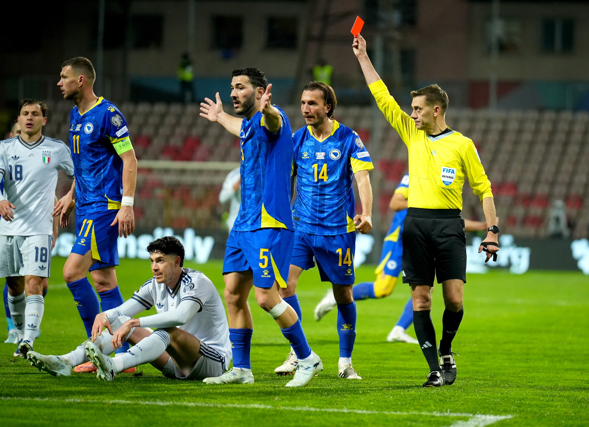 Bastoni eliminat in timpul partidei cu Bosnia Hertegovina, in barajul de calificare la cupa mondiala FIFA 2026, FOTO: Marca