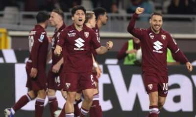 Giovanni Simeone de la Torino celebrand golul alaturi de coechipierii lui, FOTO: CalcioItalia