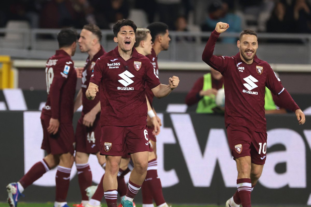 Giovanni Simeone de la Torino celebrand golul alaturi de coechipierii lui, FOTO: CalcioItalia