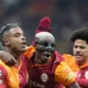 Mario Lemina celebrand golul marcat alaturi de Osimhen si Sara, FOTO/ IMAGO