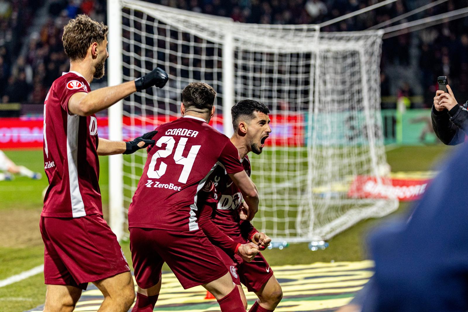 Jucatorii lui CFR Cluj, celebrand golul, FOTO/ Horvath Tamas/ SportPulse