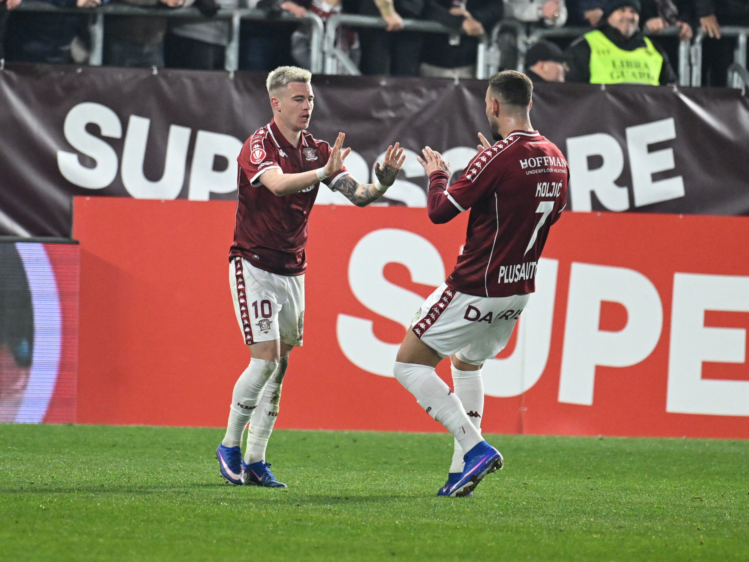 Elvir Koljic îl felicită pe Claudiu Adrian Mihai Petrila dupa un gol marcat in meciul de fotbal dintre Rapid Bucuresti si Dinamo Bucuresti, din cadrul Play off-ului Superligii Superbet, desfasurat pe Superbet Arena-Giulesti din Bucuresti, sambata 14 martie 2026. © FOTO:Razvan Pasarica/SPORT PICTURES