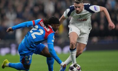 Ademola Lookman de la Atletico Madrin in duel cu Radu Dragusin de la Tottenham, FOTO/ AP/ IMAGO