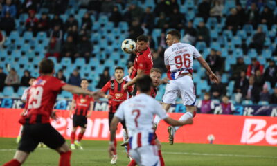 Raul Ioan Palmes si Gabriel Debeljuh in meciul de fotbal dintre SC Otelul Galati si FK Csikszereda Miercurea Ciuc, contand pentru Superliga Superbet Play-Out, desfasurat pe Stadionul Otelul din Galati, sambata 14 martie 2026. © FOTO:Sorin Pana/SPORT PICTURES