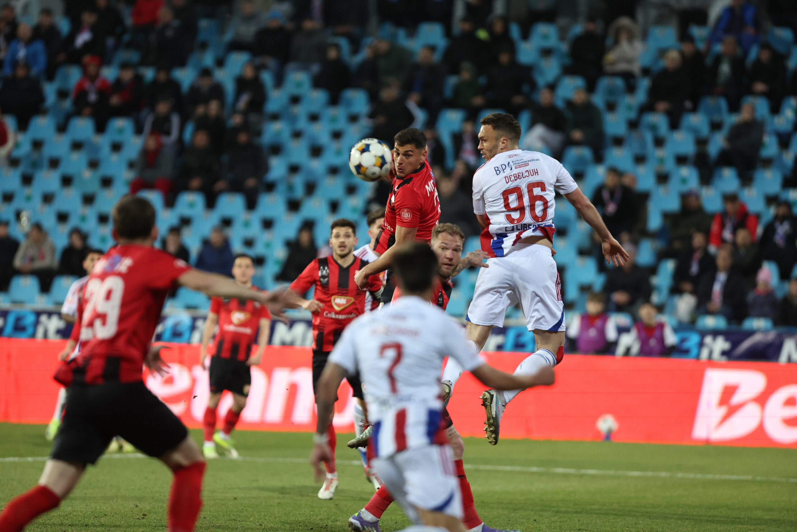 Raul Ioan Palmes si Gabriel Debeljuh in meciul de fotbal dintre SC Otelul Galati si FK Csikszereda Miercurea Ciuc, contand pentru Superliga Superbet Play-Out, desfasurat pe Stadionul Otelul din Galati, sambata 14 martie 2026. © FOTO:Sorin Pana/SPORT PICTURES