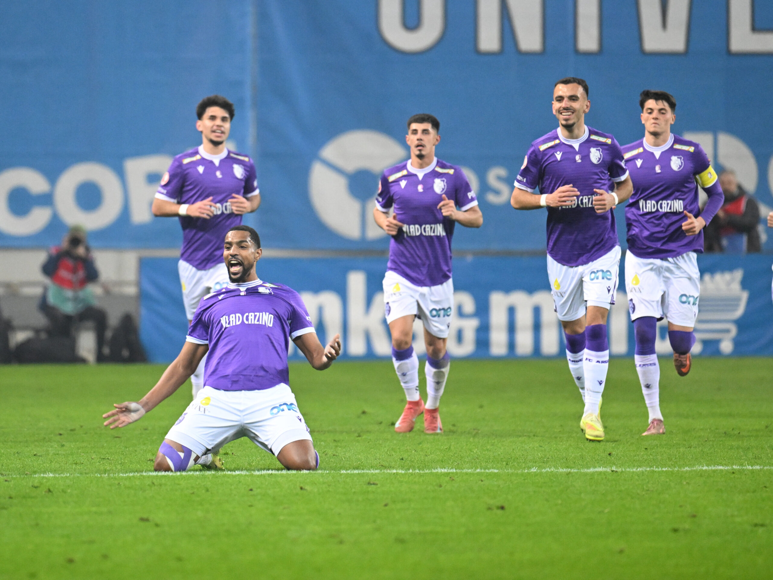 Abdel Bettaieb se bucură dupa un gol marcat alături de Ricardo Manuel Pinho Matos, Florin Gheorghe Borta, Leard Sadriu si Mario Cristian Tudose in meciul dintre Universitatea Craiova si FC Arges, contand pentru Play off-ul Superligii Superbet, desfasurat pe Stadionul Ion Oblemenco din Craiova, vineri 13 martie 2026. © FOTO:Razvan Pasarica/SPORT PICTURES