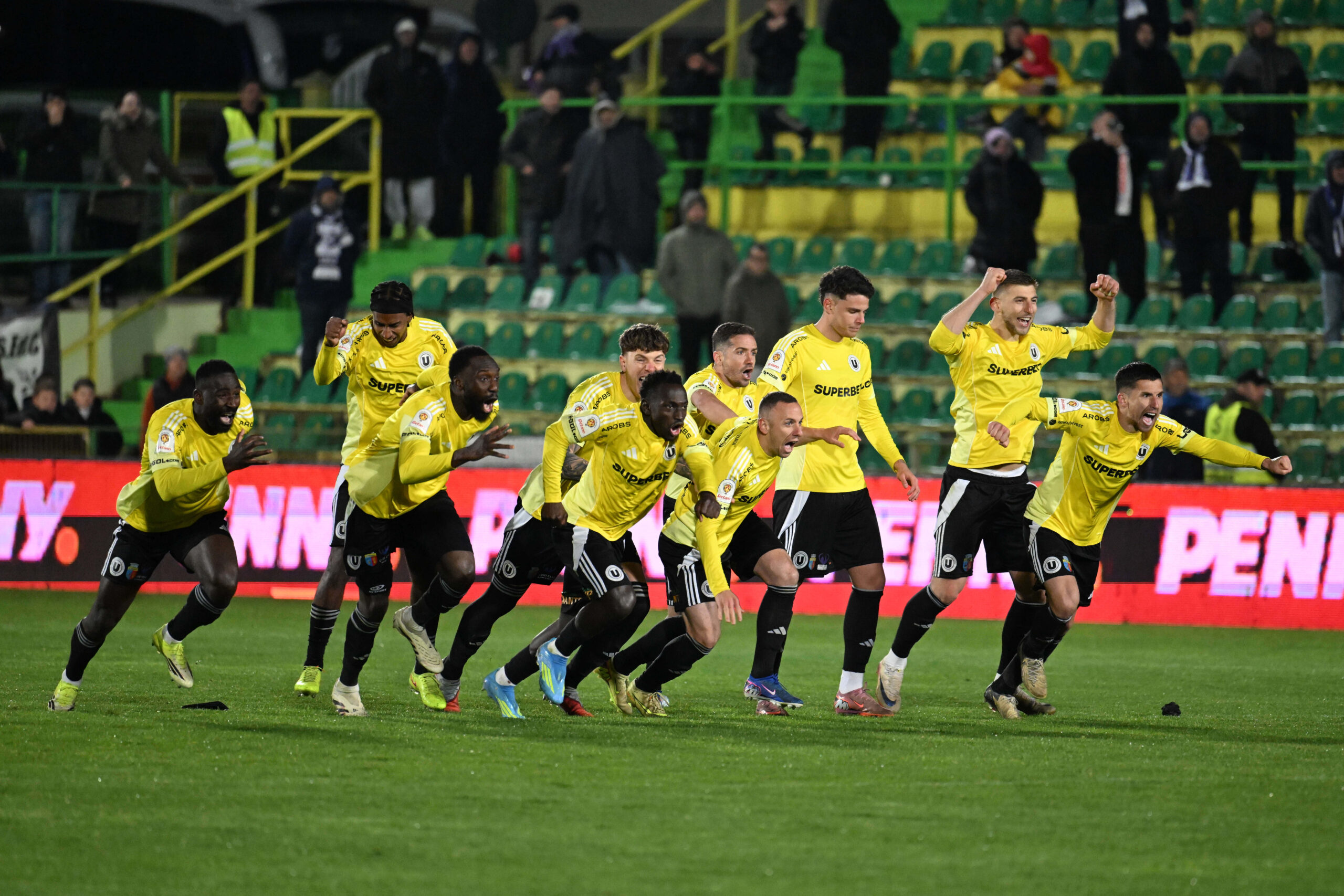 Bucurie a fotbalistilor clujeni Oucasse N'Dayanthane Mendy, Elio Capradossi, Mouhamadou Basirou Drammeh, Issouf Macalou, Andrei Coubis, Mihaita Alexandru Chipciu, Jug Stanojev, Atanas Ioan Trica, Jovo Lukic si Ovidiu Alexandru Bic dupa calificarea in finala competitiei in urma meciului de fotbal dintre FC Arges si Universitatea Cluj, semifinala Cupei Romaniei Betano, desfasurat pe Stadionul Orasenesc din Mioveni, marti 21 aprilie 2026. © FOTO:Razvan Pasarica/SPORT PICTURES