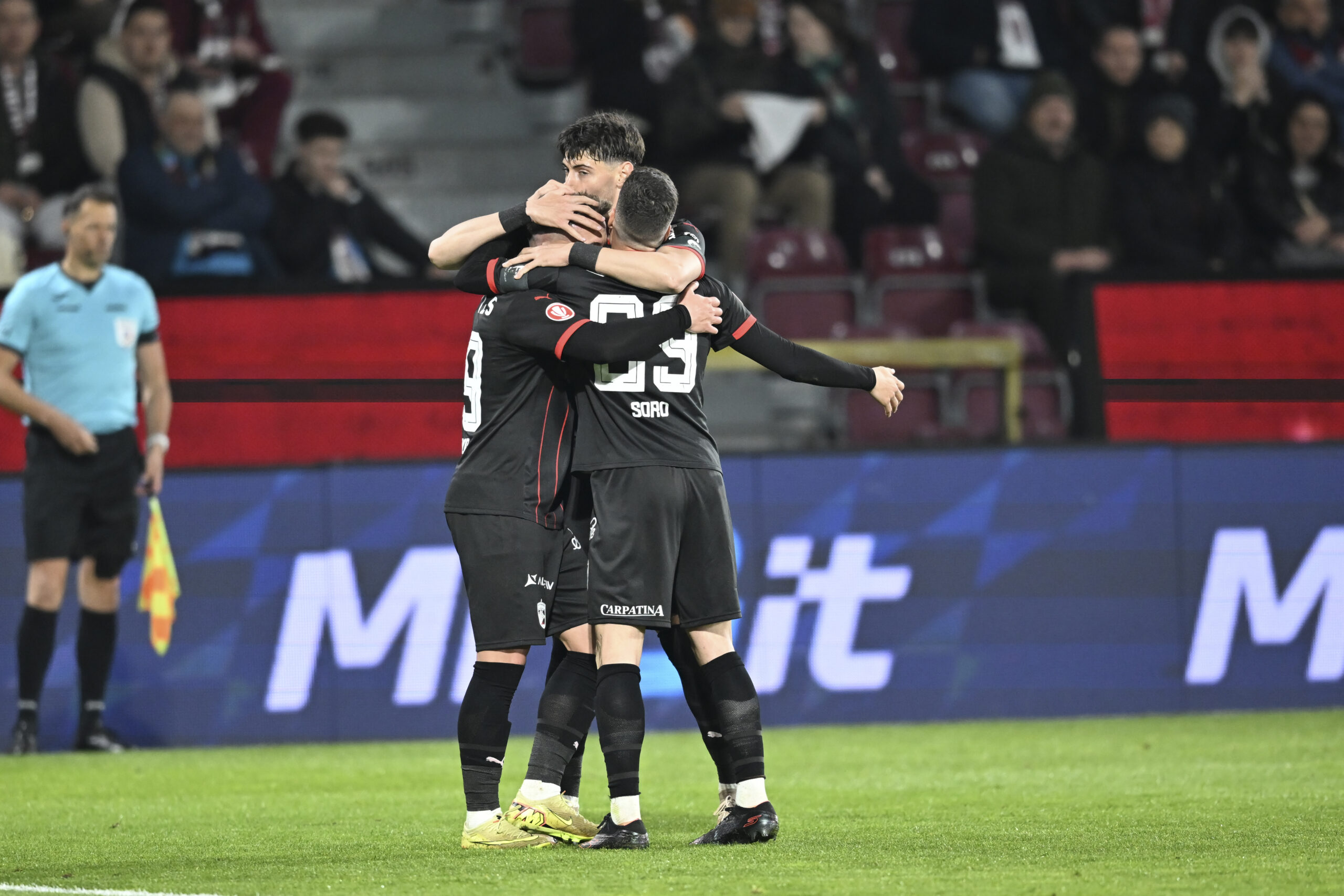 Fotbalistii dinamovisti se bucura dupa un gol marcat in meciul de fotbal dintre FC CFR 1907 Cluj si FC Dinamo Bucuresti, contand pentru Superliga Superbet Play-Off, desfasurat pe Stadionul Dr.Constantin Radulescu din Cluj-Napoca, duminica 12 aprilie 2026. © FOTO:Flaviu Buboi/SPORT PICTURES