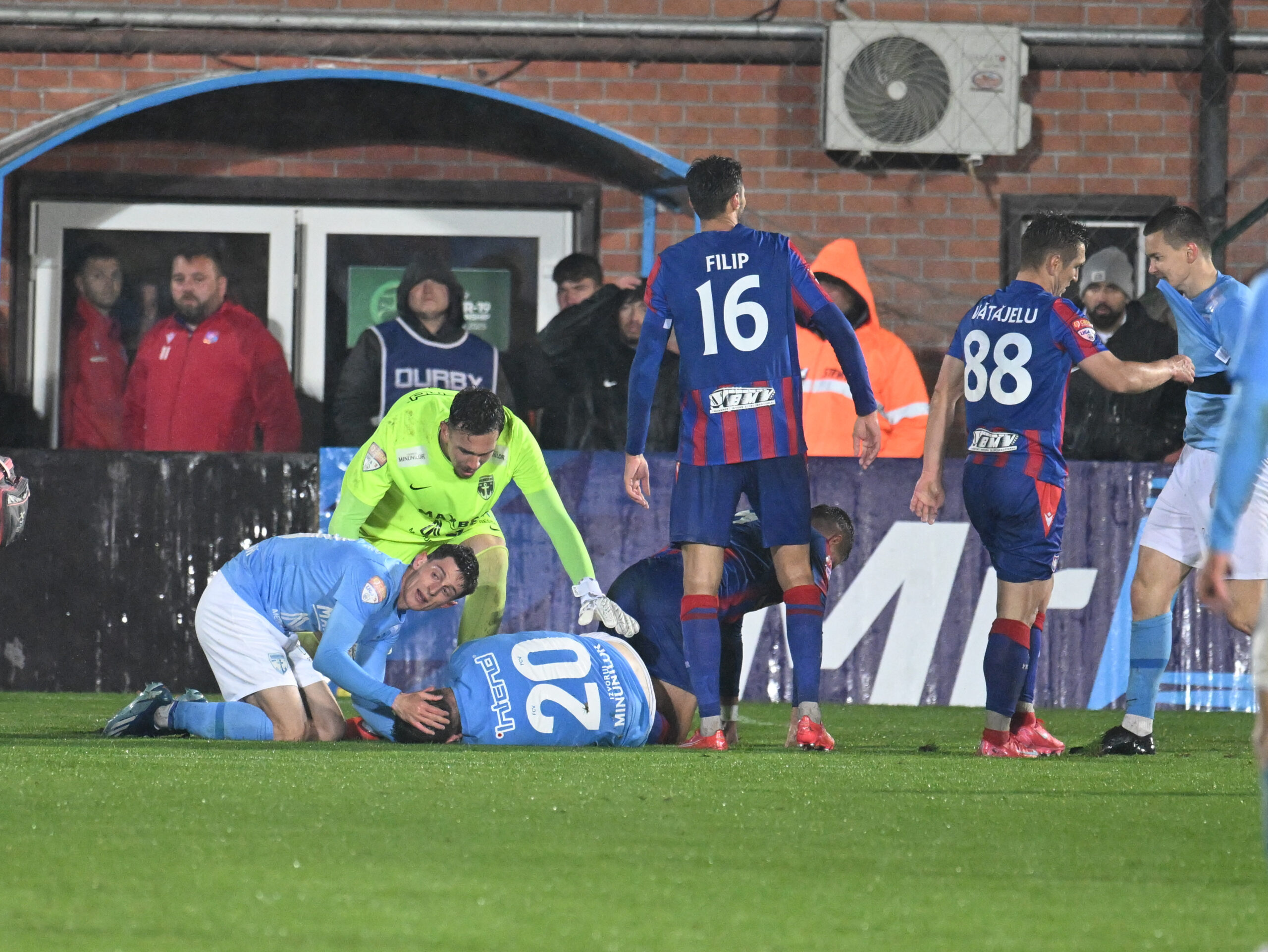 Schieb Marvin, Alexandru Gabriel Maxim, Ioan Constantin Filip, Bogdan Ilie Vatajelu si Mihael Alexandu Onisa alaturi de Daniel Alexandru Git accidentat grav in meciul de fotbal dintre FC Voluntari si FC Bihor Oradea, contand pentru Play off-ul Ligii a-2-a Casa Pariurilor, desfasurat pe Stadionul Anghel Iordanescu din Voluntari, joi 30 aprilie 2026. © FOTO:Razvan Pasarica/SPORT PICTURES