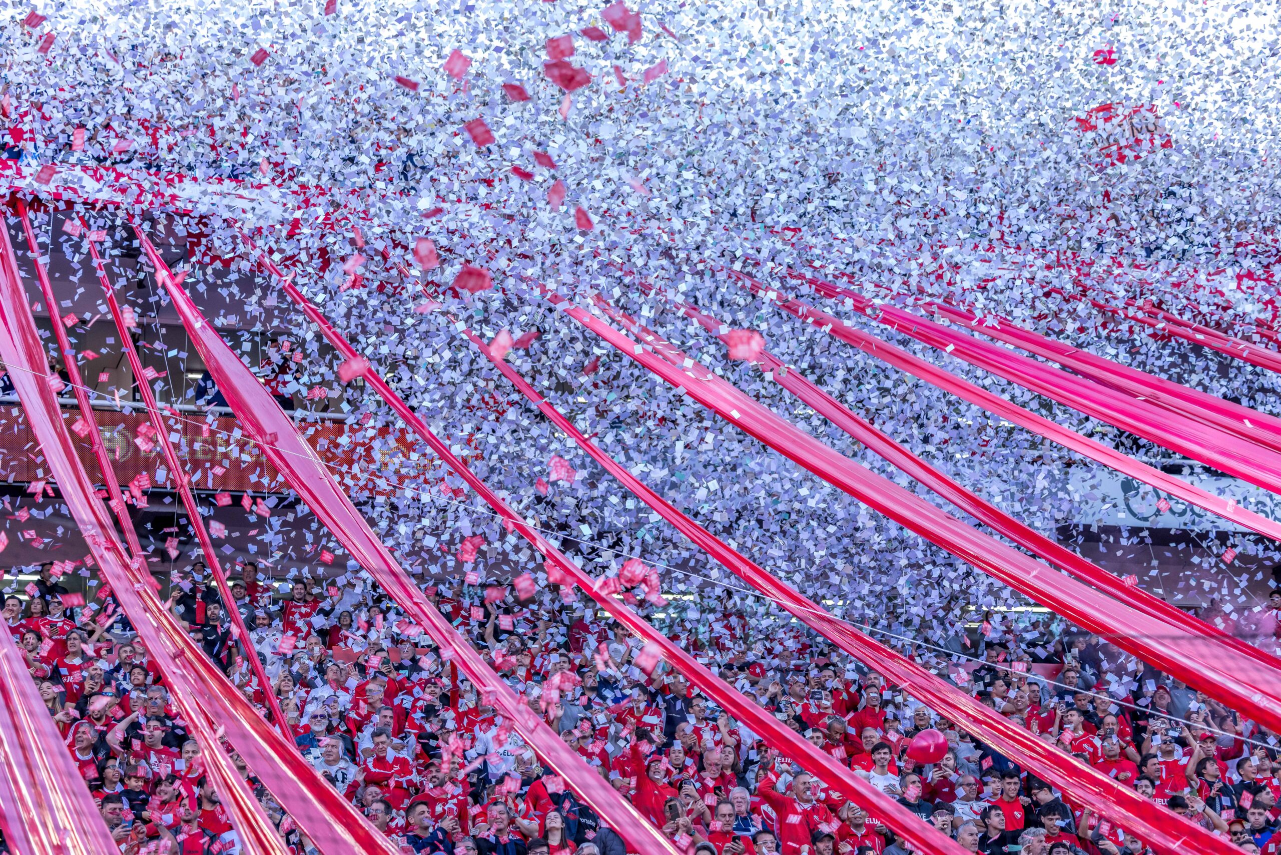 Suporterii celor de la Independiente aruncand papelitos inaintea partidei din turneul Apertura dintre Independiente vs Racing Club, FOTO: Emil Sebastian Popescu/ESPphoto/SportPulse