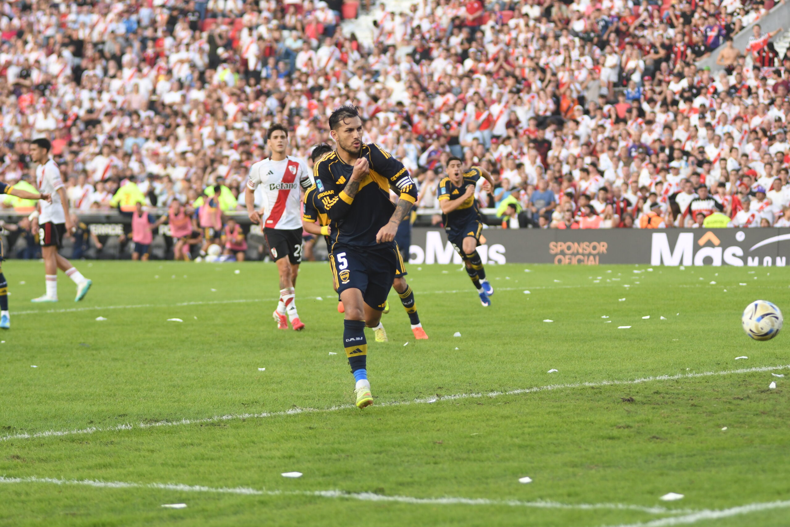 Leandro Paredes, capitanul lui Boca Juniors celebrand golul marcat in partida dintre River Plate vs Boca Juniors, FOTO: Julio Mancini/SportPulse
