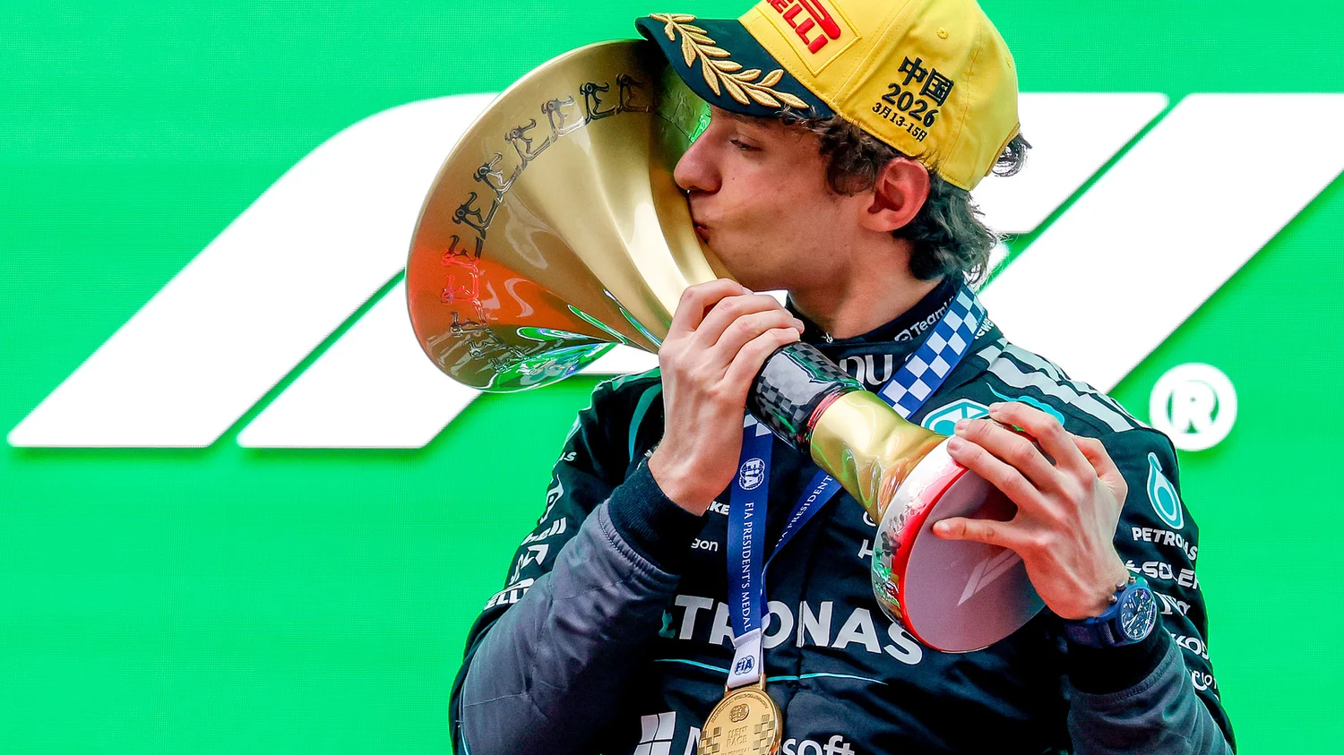 Kimi ANtonelli, pe podiumul din Shanghai. FOTO: IMAGO