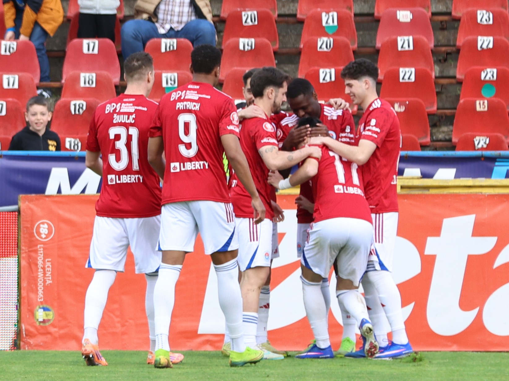 Fotbalistii galateni se bucura dupa un gol marcat in meciul de fotbal dintre SC Otelul Galati si UTA Arad, contand pentru Superliga Superbet Play-Out, desfasurat pe Stadionul Otelul din Galati, vineri 17 aprilie 2026. © FOTO:Valentin Munteanu/SPORT PICTURES