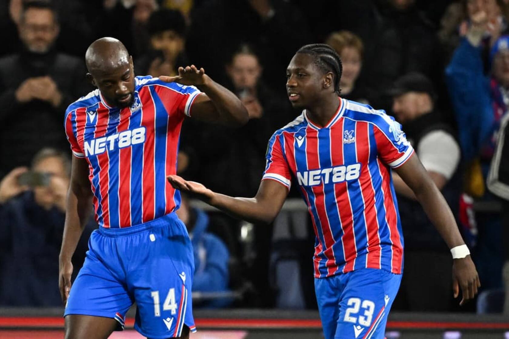 Jean Philippe Mateta si Jaydee Canvot de Crystal Palace celebrand primul gol al partidei, FOTO/ IMAGO