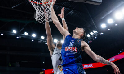 Nighael Ceaser de la U-BT Cluj-Napoca blocat de Dordije Jovanovic de la Budućnost VOLI Podgorica in partida din ABA League, BT Arena, Cluj, FOTO/ Andrei Apolzan/SportPulse