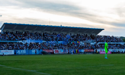 Suporterii hunedoreni celebrand promovarea la finalul partidei de play off din Liga 2 dintre Corvinul Hunedoara vs FC Voluntari, Stadiunul Corvinul 1921, FOTO: © Andrei Apolzan / SportPulse