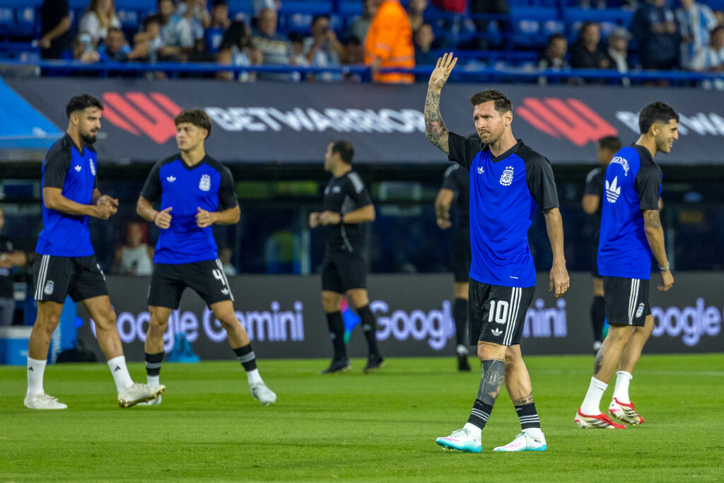 Lionel Messi, capitanul selectionatei Argenina salutand publicul argentinian de pe celebrul stadion La Bombonera, Buenos Aires, Argentina FOTO/ Emil Sebastian Popescu/ ESPphoto