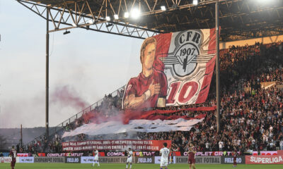 Coregrafie ceferista prezentata in tribuna, in minutul 10, la meciul de fotbal dintre FC CFR 1907 Cluj si FC Arges, contand pentru Superliga Superbet Play-Off, desfasurat pe Stadionul Dr.Constantin Radulescu din Cluj-Napoca, vineri 22 mai 2026. © FOTO:Flaviu Buboi/SPORT PICTURES