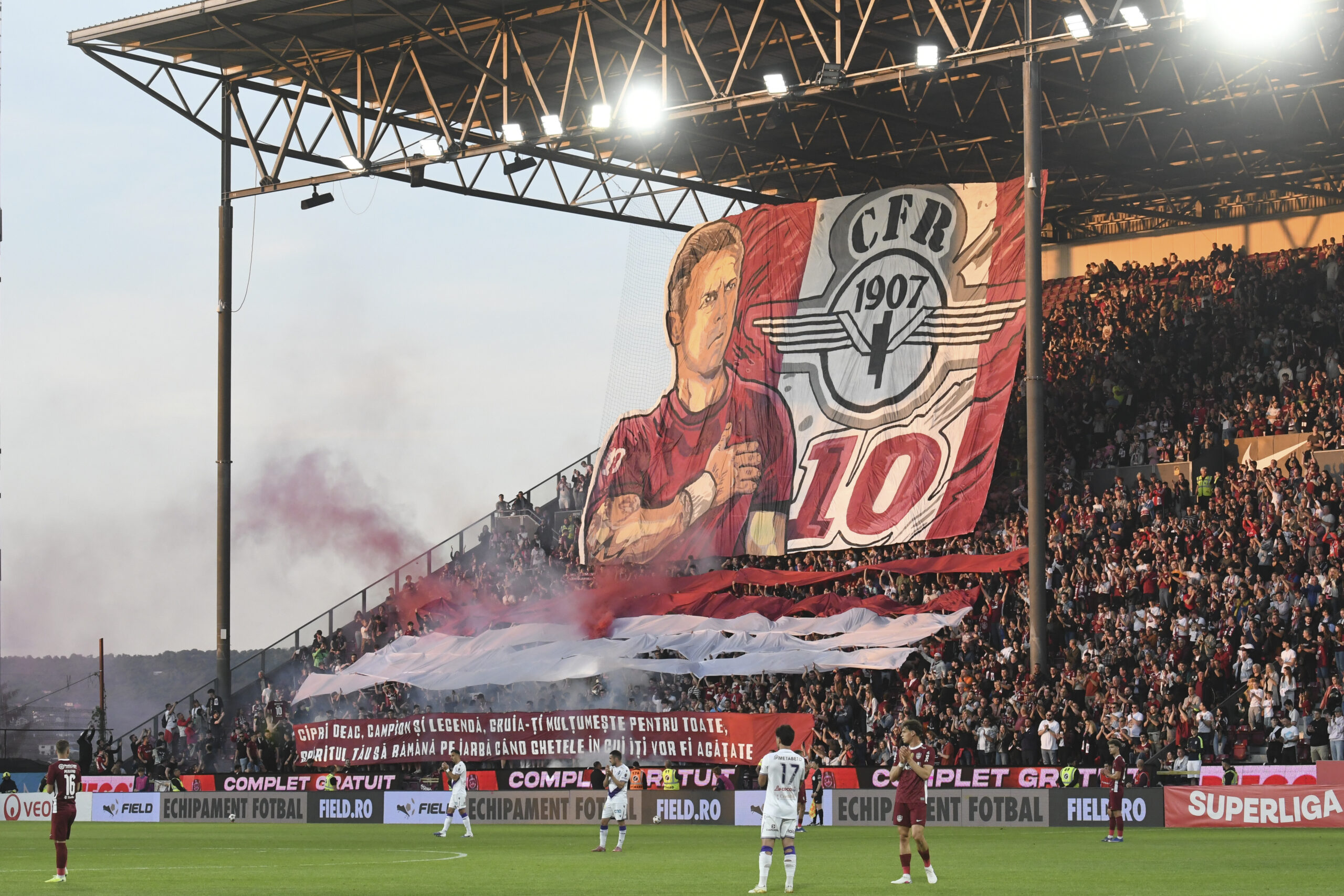 Coregrafie ceferista prezentata in tribuna, in minutul 10, la meciul de fotbal dintre FC CFR 1907 Cluj si FC Arges, contand pentru Superliga Superbet Play-Off, desfasurat pe Stadionul Dr.Constantin Radulescu din Cluj-Napoca, vineri 22 mai 2026. © FOTO:Flaviu Buboi/SPORT PICTURES